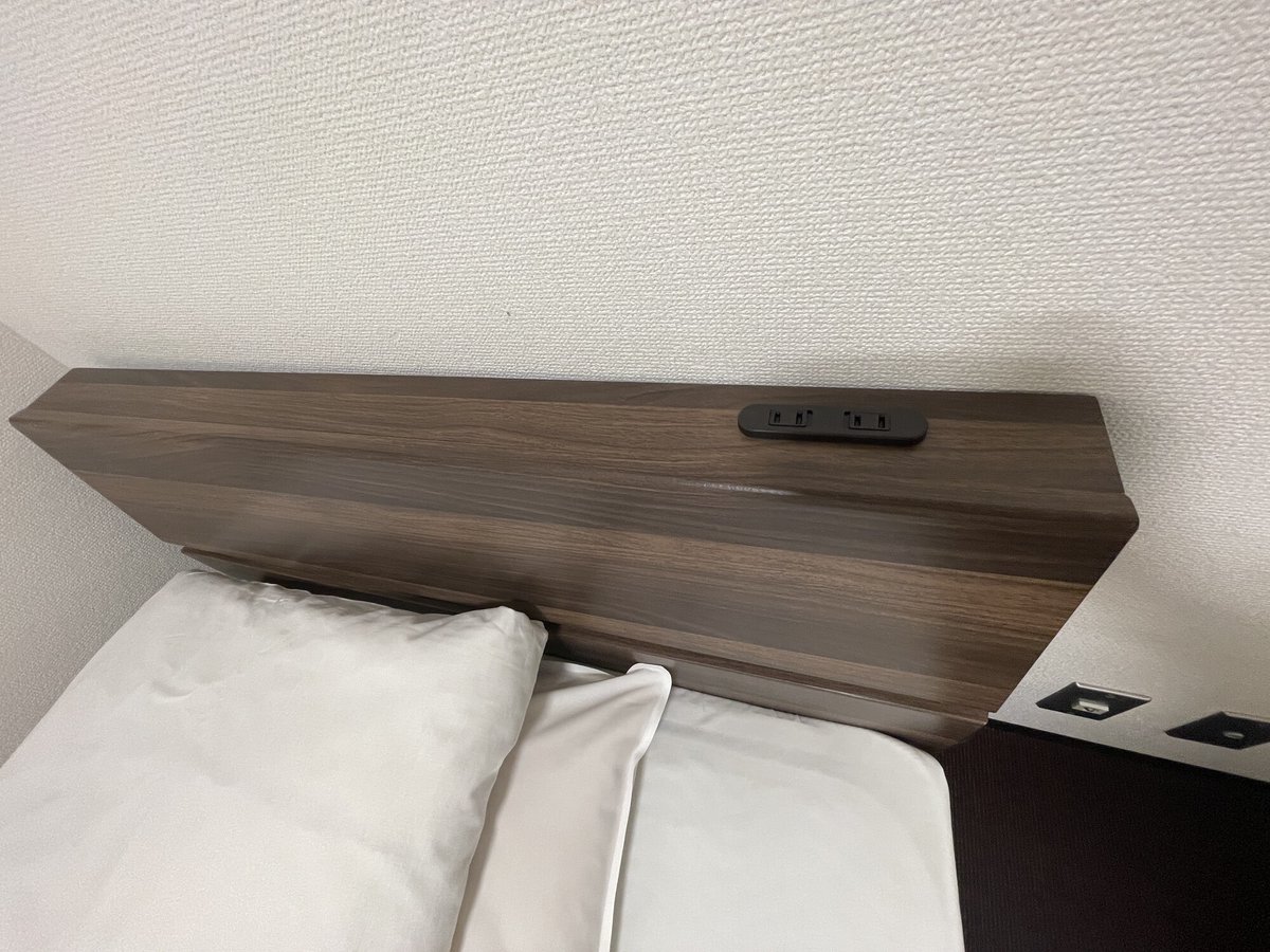 MBS_tv4's tweet photo. ／
テレビ業界の誰得情報🔍
＼

テレビマンは朝は早く、夜は遅くまで働くこともあるのですが、
実は社内に仮眠室があるんです。

ベッドにコンセントをさすところができて、
同期がテンション上がっていました（笑）

意外とキレイ！・・なのかな・・？ https://t.co/NV95KT2B1c