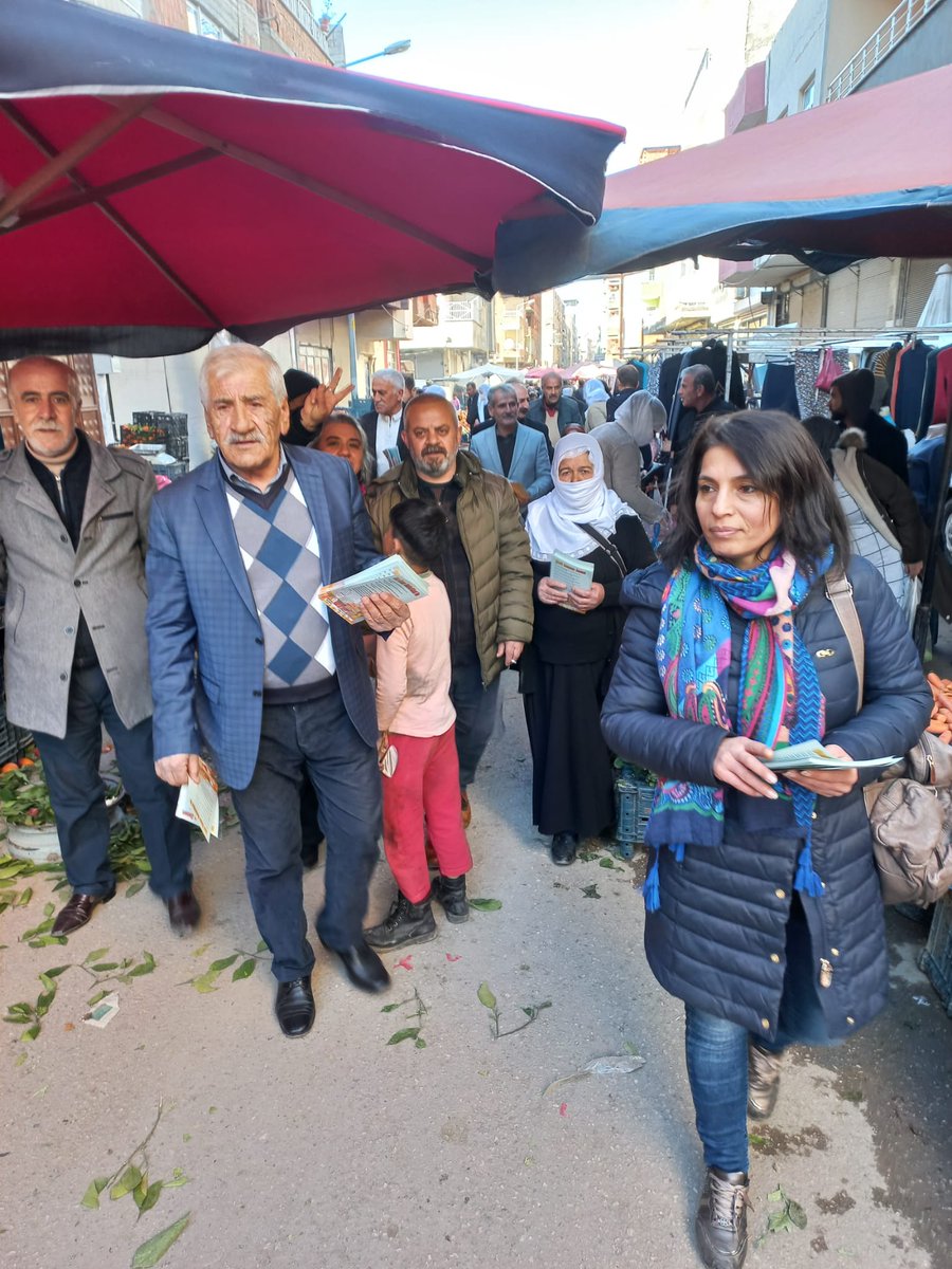 DemBismil21's tweet photo. Bismil Halkımızı 19 Mart'ta Bismil'de 21 Mart'ta Amed'de Newroza Davet Ediyoruz.

Bismil'de HDP, DBP ve Bismil Belediye Eş Başkanlarımız İle Birlikte Halkımızı Newroz'a Davet Ettik.

"Şimdi Kazanma Zamanı" https://t.co/EHtLGm3vWt