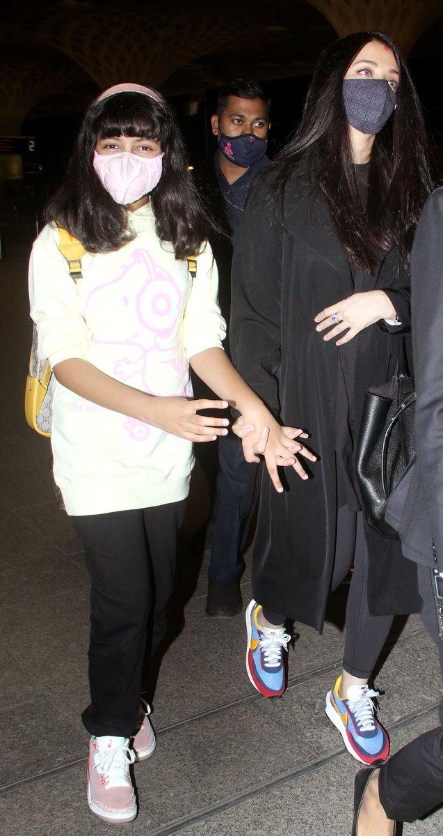htcity's tweet photo. #InSpotted: @juniorbachchan and #AishwaryaRaiBachchan spotted at the airport with daughter Aaradhya Bachchan https://t.co/YjqjOwxhaw