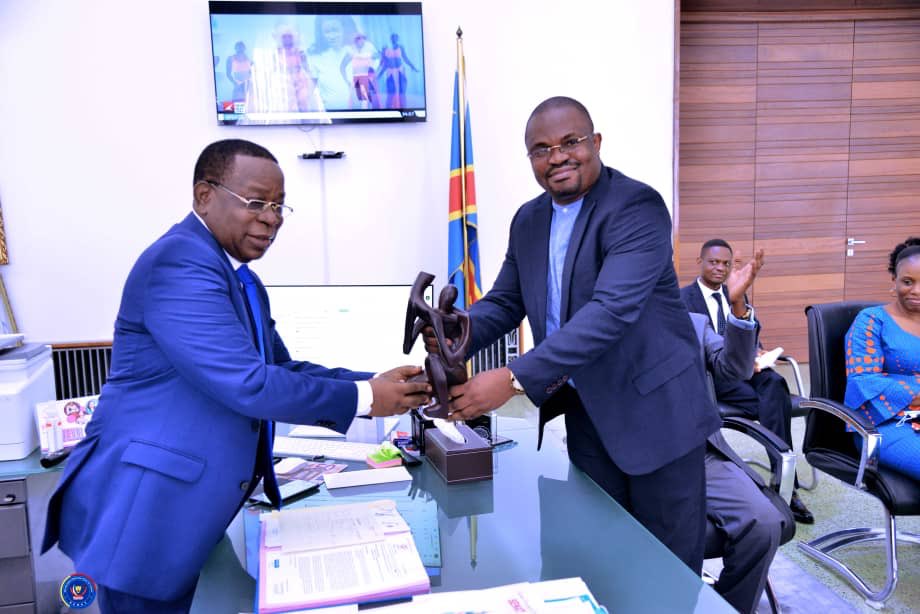 #RDC, présentation trophée meilleur pres. Journal radio au président du sénat <a href="/PLukwebo/">Modeste Bahati Lukwebo</a> <a href="/PatrickMuyaya/">Patrick Muyaya</a> <a href="/LukondeSama/">Sama Lukonde</a> <a href="/fatshi13/">Félix A. Tshisekedi</a>