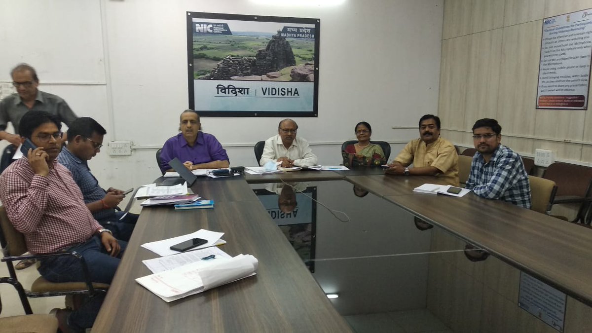vidishadm's tweet photo. जिले में क्रियान्वित स्वास्थ्य गतिविधियां की अद्यतन जानकारी से मुख्य चिकित्सा स्वास्थ्य अधिकारी डॉ एके उपाध्याय ने वीडियो कांफ्रेंसिंग के माध्यम से वरिष्ठ प्रदेश स्तरीय अधिकारियों को  अवगत कराया है। https://t.co/lcyDnr2LOM