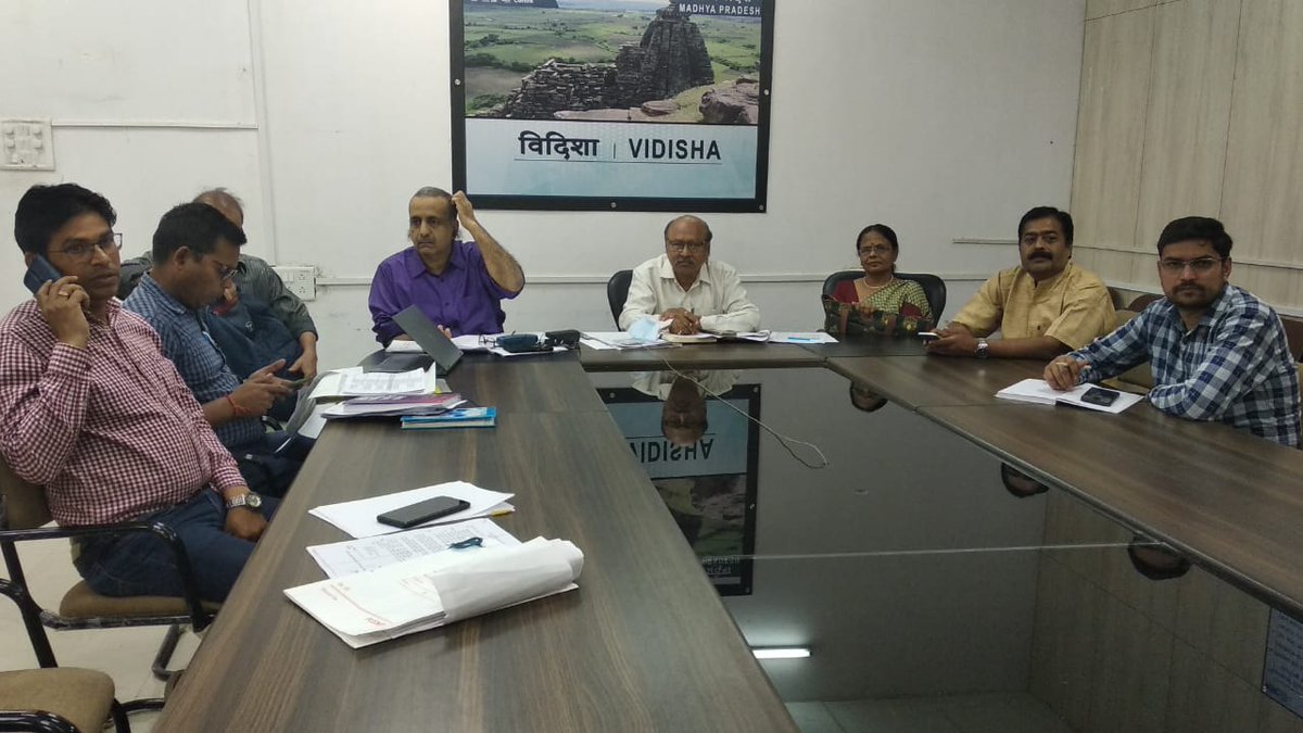 vidishadm's tweet photo. जिले में क्रियान्वित स्वास्थ्य गतिविधियां की अद्यतन जानकारी से मुख्य चिकित्सा स्वास्थ्य अधिकारी डॉ एके उपाध्याय ने वीडियो कांफ्रेंसिंग के माध्यम से वरिष्ठ प्रदेश स्तरीय अधिकारियों को  अवगत कराया है। https://t.co/lcyDnr2LOM