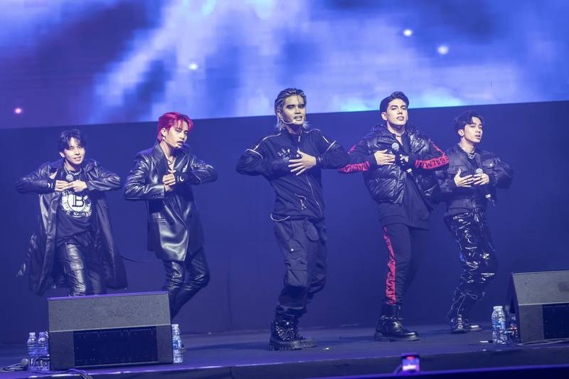 JohnnyThorFish's tweet photo. Walang tech difficulties, wardrobe malfunctions, or stage setups ang makakapigil sa @SB19Official. Their talent, charisma, &amp; professionalism are their trump card. So whatever the situation might be, they still gonna shine. 

Baka #SB19 yan! 👌 https://t.co/HqsfwXVKJF