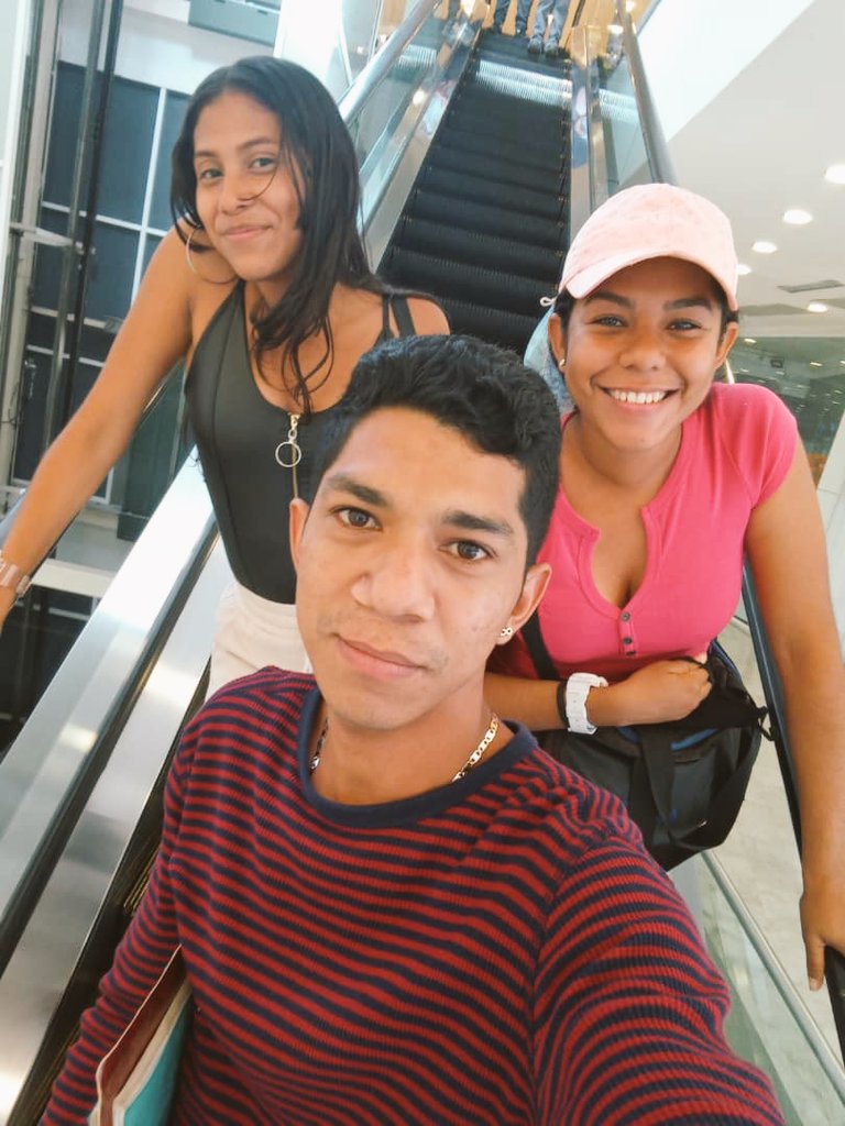 Chicamonster27's tweet photo. Con mis dos hermanos 😆👍🏼 https://t.co/O3NdVkMZGv