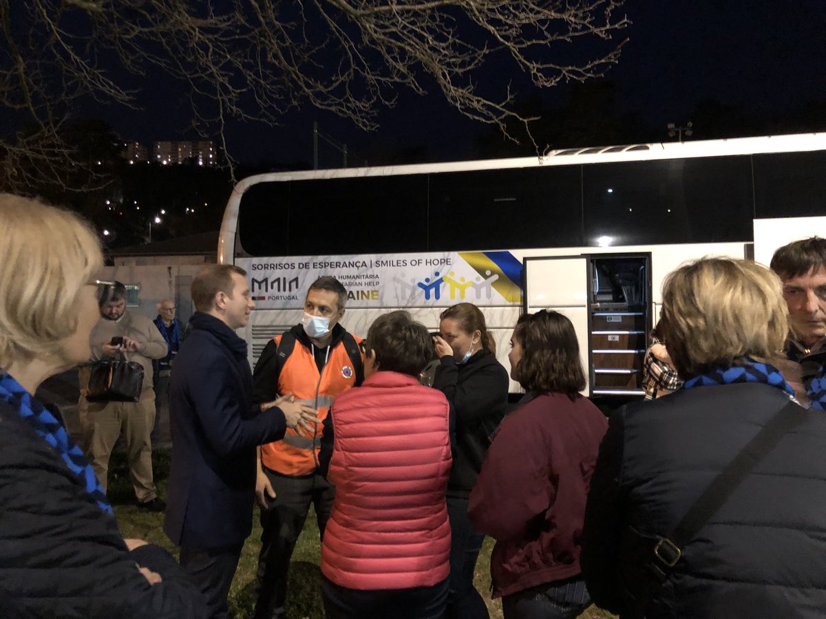 Virone6's tweet photo. La ville de Rillieux la pape et l association ROTARY on reçu un bus d Ukrainien en transit sur Lyon en direction du Portugal https://t.co/QmRKgUWmwj