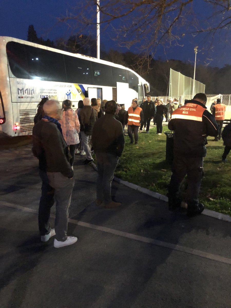 Virone6's tweet photo. La ville de Rillieux la pape et l association ROTARY on reçu un bus d Ukrainien en transit sur Lyon en direction du Portugal https://t.co/QmRKgUWmwj