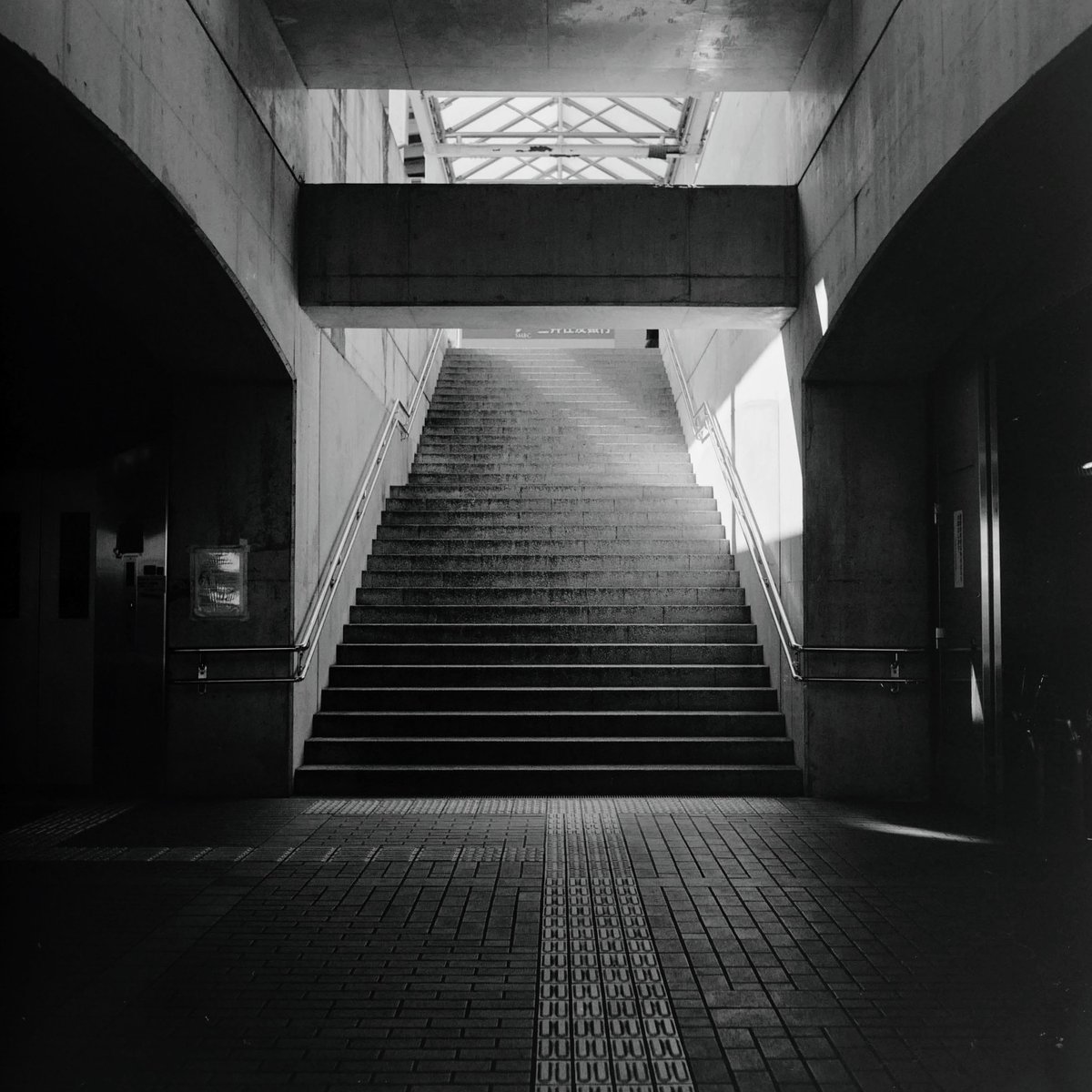 Stairs

#filmcamera
#filmphotography
#フィルムカメラ
#フィルム写真
#rolleicordvb
#ilfordfp4+
#bnw #白黒写真