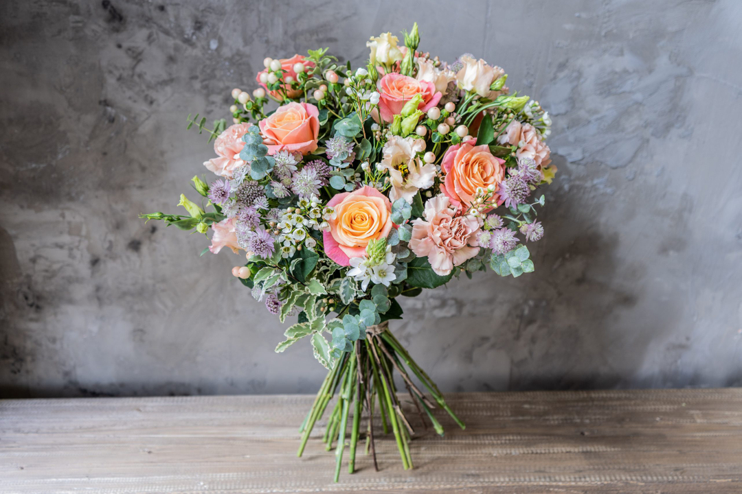 FlowerVinetta's tweet photo. Clementine Martini ๐
Perfect peach and classical cream colours all blend together into a delightfully bright bouquet for your special one this Mother's day
#mothersday #mothersdayflowers #mothersday bouquet #flowerarrangement #tabledecor #receptionflowers #hatboxdesign #fl https://t.co/TEZL3Hp8Dn