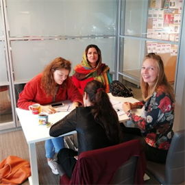 Plan Einstein is dé plek voor mooie ontmoetingen. Waar bewoners van Utrechtse asielzoekerscentra, buurtbewoners en andere Utrechters samen leven, leren en werken. Doe mee aan cursussen en activiteiten of organiseer zelf een activiteit. @planeinstein plan-einstein.nl/programma