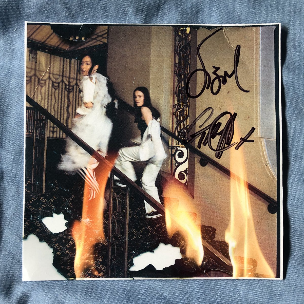 Avatar5991's tweet photo. My signed copy of the @wiffygriffy and @thisissigrid single #HeadonFire has finally arrived! Have already heard the song and it’s a banger! #griff #wiffygriffy #sigrid #thisissigrid #newmusic #autographed https://t.co/lzwBuI6Y3S