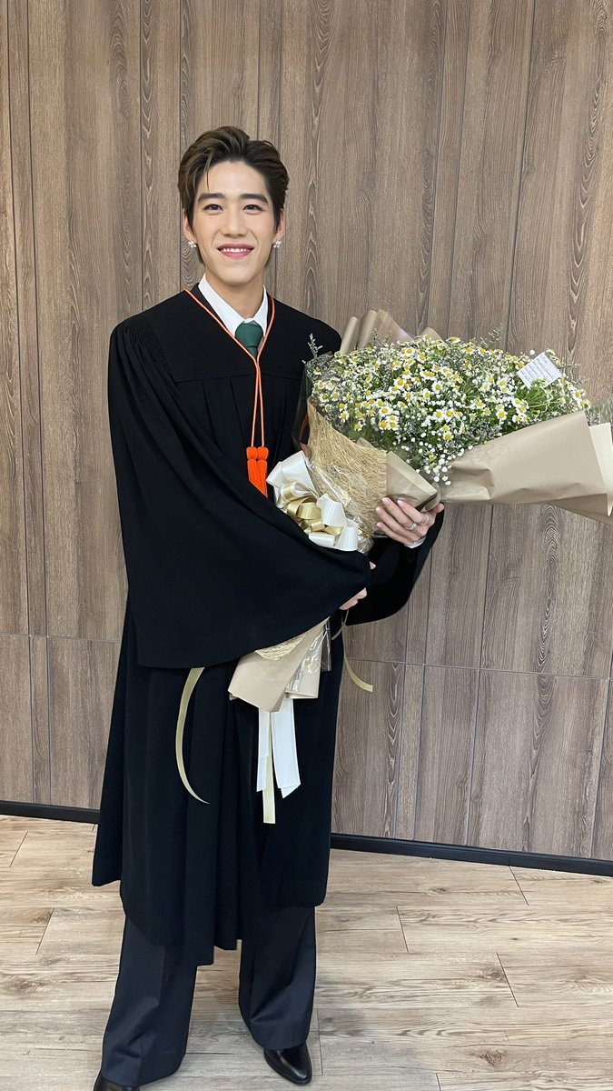 James_punnaphat's tweet photo. ตัวมาทำงานอยู่บางแสน แต่ช่อดอกไม้ของพี่ถึงน้องแล้ว ดีใจด้วยนะลูก อย่าลืมอ่านการ์ดน้าาาา ยินดีกับความสำเร็จของหนูด้วยน้าา  #PPgraduation @ppkritt https://t.co/y18uLxH2RN