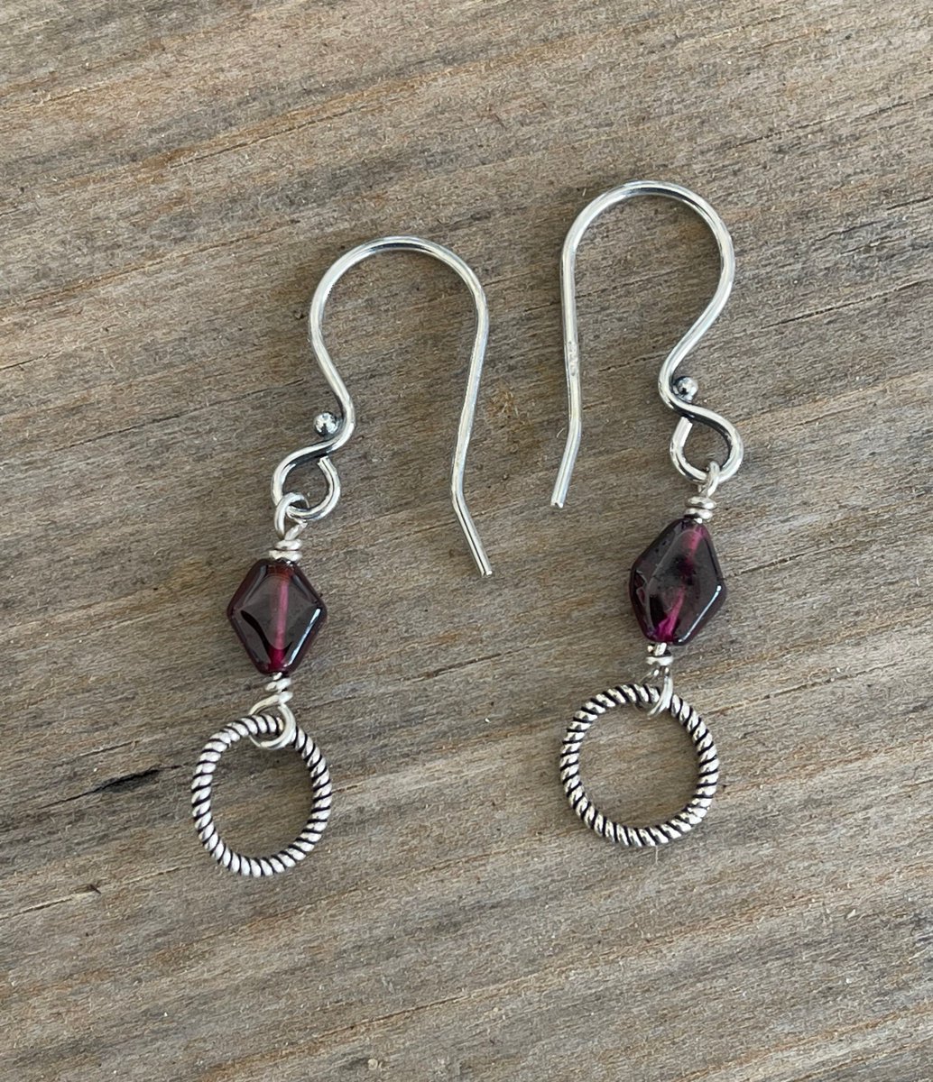 Garnet and Silver tuppu.net/697a4412 #Etsy #Stoneberri #GarnetEarrings