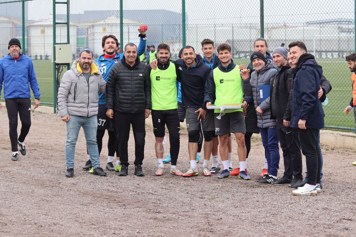 HisareynSpor's tweet photo. Kulübümüzden Vanspor Fk takımına ziyaret...

Sarıyerspor hazırlıklarını Kocaeli'de yapan Vanspor Fk'yı ziyaret ettik.Alt yapımızdan yetişen Vanspor'un 50 numarası Oktay Gürdal'a başarılar diledik.
#OG50
@oktay_gurdal
#mutlulukturHisareynspor
#altyapıbizimişimiz
#gelecekumutdolu https://t.co/nMVm2ADTaW