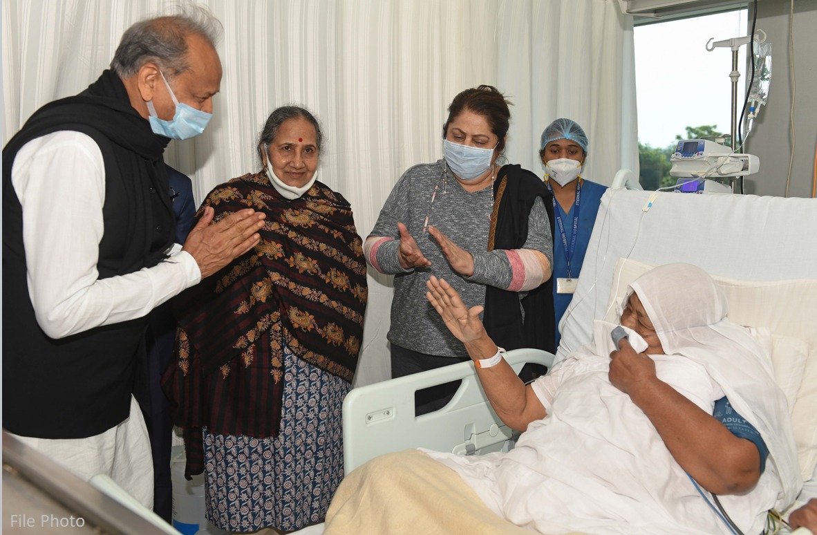 ashokgehlot51's tweet photo. तेरापन्थ धर्म संघ की शासन माता, साध्वीप्रमुखाश्री कनक प्रभा जी का, चौविहार संथारे पश्चात आज सुबह महाप्रयाण हो गया। 

एक साध्वी के रूप में उनकी छ: दशकों की जीवन यात्रा -तीन आचार्यों के सान्निध्य में पूर्ण समर्पण और त्याग से गुजरी,जिसकी दिव्यता उनके अंतिम सांस तक परिलक्षित रही।
1/2 https://t.co/kK3iY9z5mC