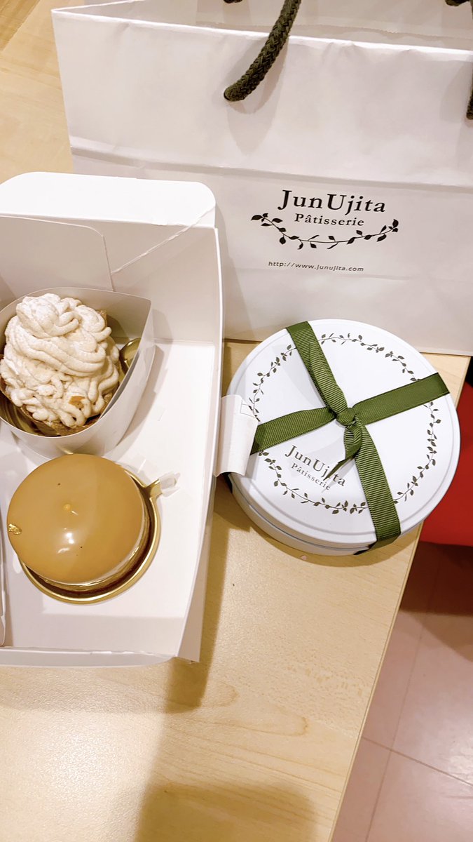 kan_mikiko's tweet photo. 今日のおやつ♡
#JunUjita #パティスリー #洋菓子 #ケーキ #モンブラン #焼菓子 #クッキー #目黒 #東京 #cakes #cookie #おやつ https://t.co/uzSKCg1ogS