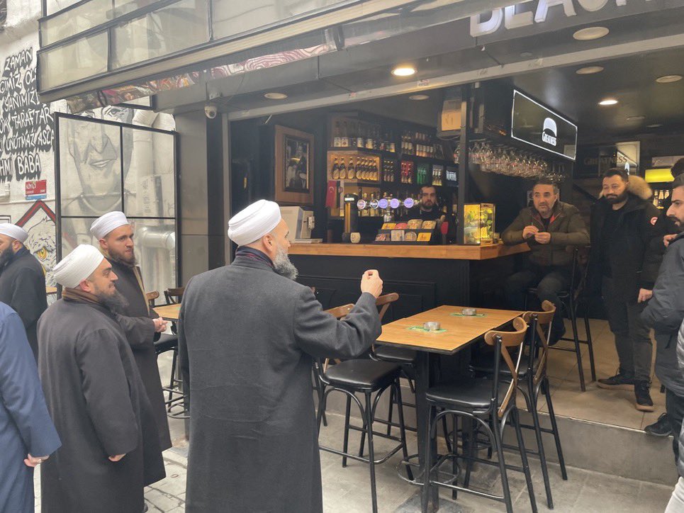 bu tebliğci tayfa neden sadece barlara gidiyor? neden belediyelere gidip kamu imkanlarını belli gruplara peşkeş çekmeyin demiyorlar? neden devlet dairelerinde, imar müdürlüklerinde rüşvet-bağış almayın diye tebliğde bulunmuyorlar hiç? neden???