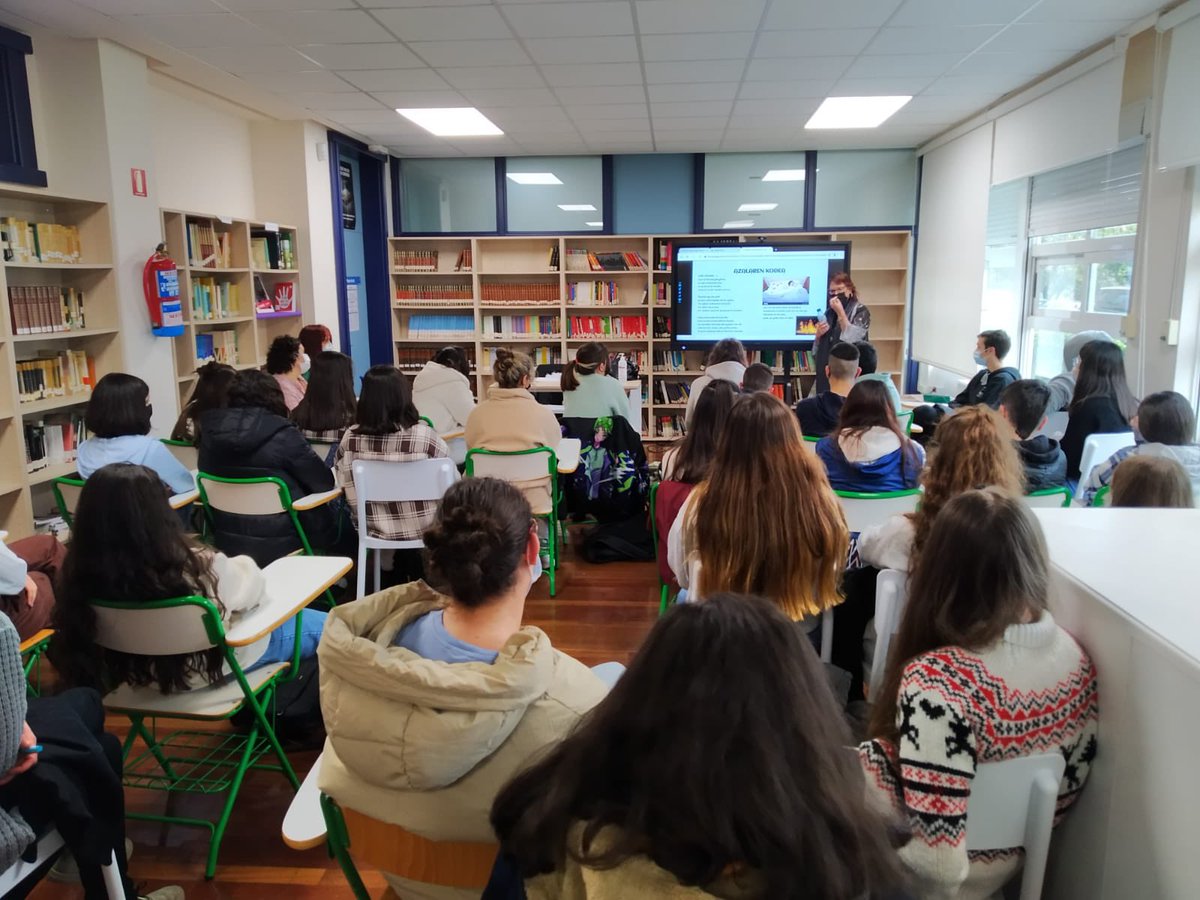 ZunzuneguiBHI's tweet photo. Atzo institutuan Miren Agur Meaberen bisita izan genuen. Poesiaz aritu ginen! #SenAstea #WeAreZunzunegui https://t.co/kQOQetMW5T