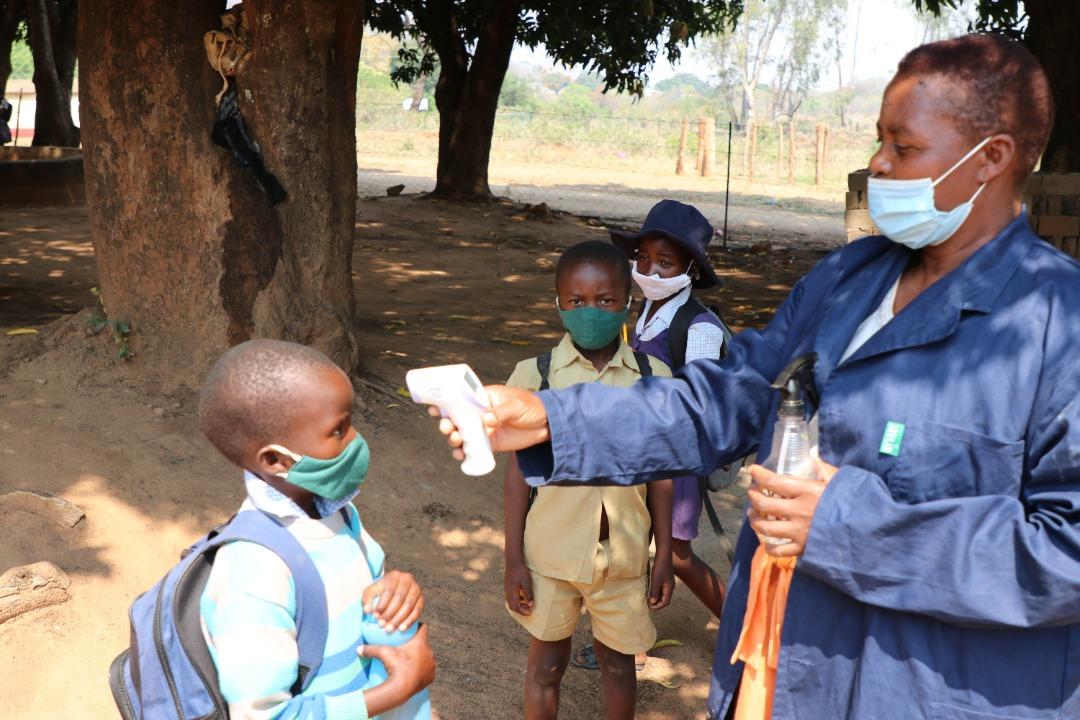 .@UNICEFZIMBABWE, @MoPSEZim, @MoLAFWRR_Zim
& @MoHCCZim supported by #HDFZim🇪🇺🇬🇧🇸🇪🇮🇪 have reached 15,000 learners w/ #handhygiene, face masks & #COVID19 surveillance in hotspot districts of Masvingo, Mat North, Manicaland, Mash East, West & Central.

#ForEveryChild, safe schools.