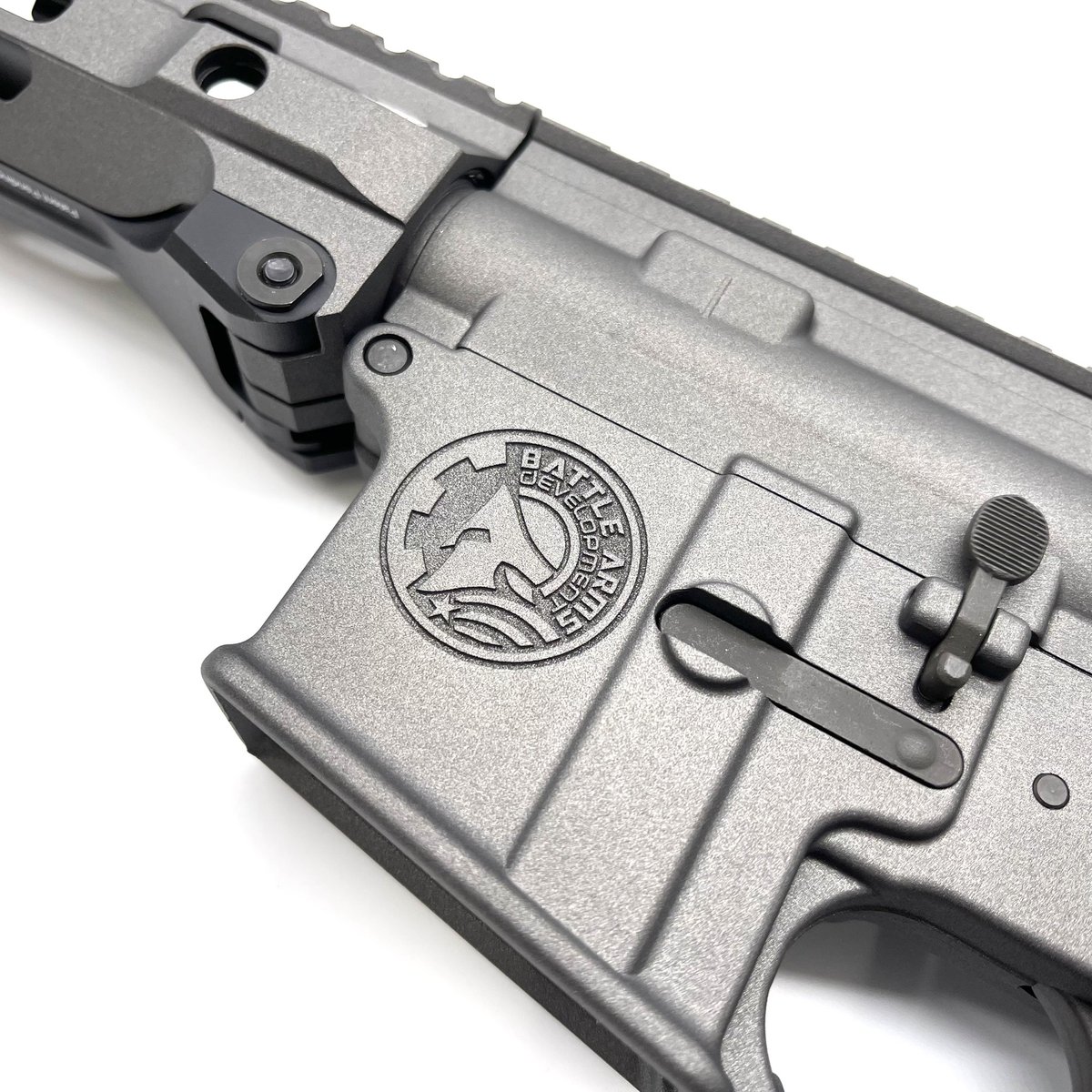 ORGA_inc's tweet photo. GHK BAD15 ORGAガスブロコンプリート
https://t.co/rSdcx0AYvC
#GHKM4 #GBB をベースに、#BATTLEARMS 刻印とタングステンカラーの #セラコート を施した特注レシーバーやハンドガード、ショートバレル化をしたコンプリートライフルです。
#GHK #BAD15 #ガスブロ #サバゲー #サバゲのオルガ https://t.co/FK24Ki58jI