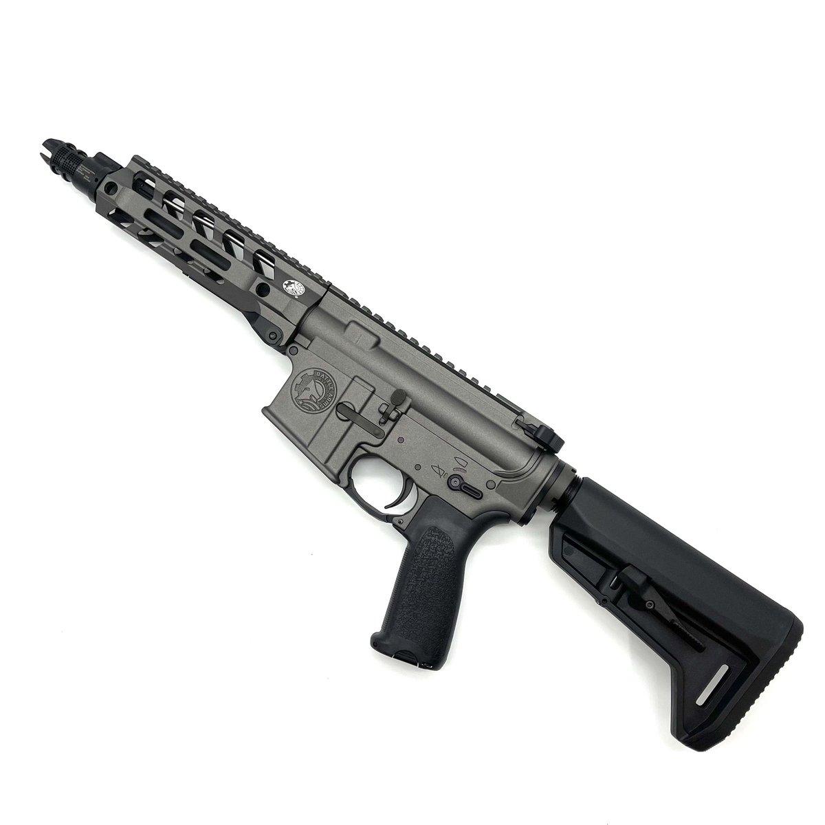 ORGA_inc's tweet photo. GHK BAD15 ORGAガスブロコンプリート
https://t.co/rSdcx0AYvC
#GHKM4 #GBB をベースに、#BATTLEARMS 刻印とタングステンカラーの #セラコート を施した特注レシーバーやハンドガード、ショートバレル化をしたコンプリートライフルです。
#GHK #BAD15 #ガスブロ #サバゲー #サバゲのオルガ https://t.co/FK24Ki58jI