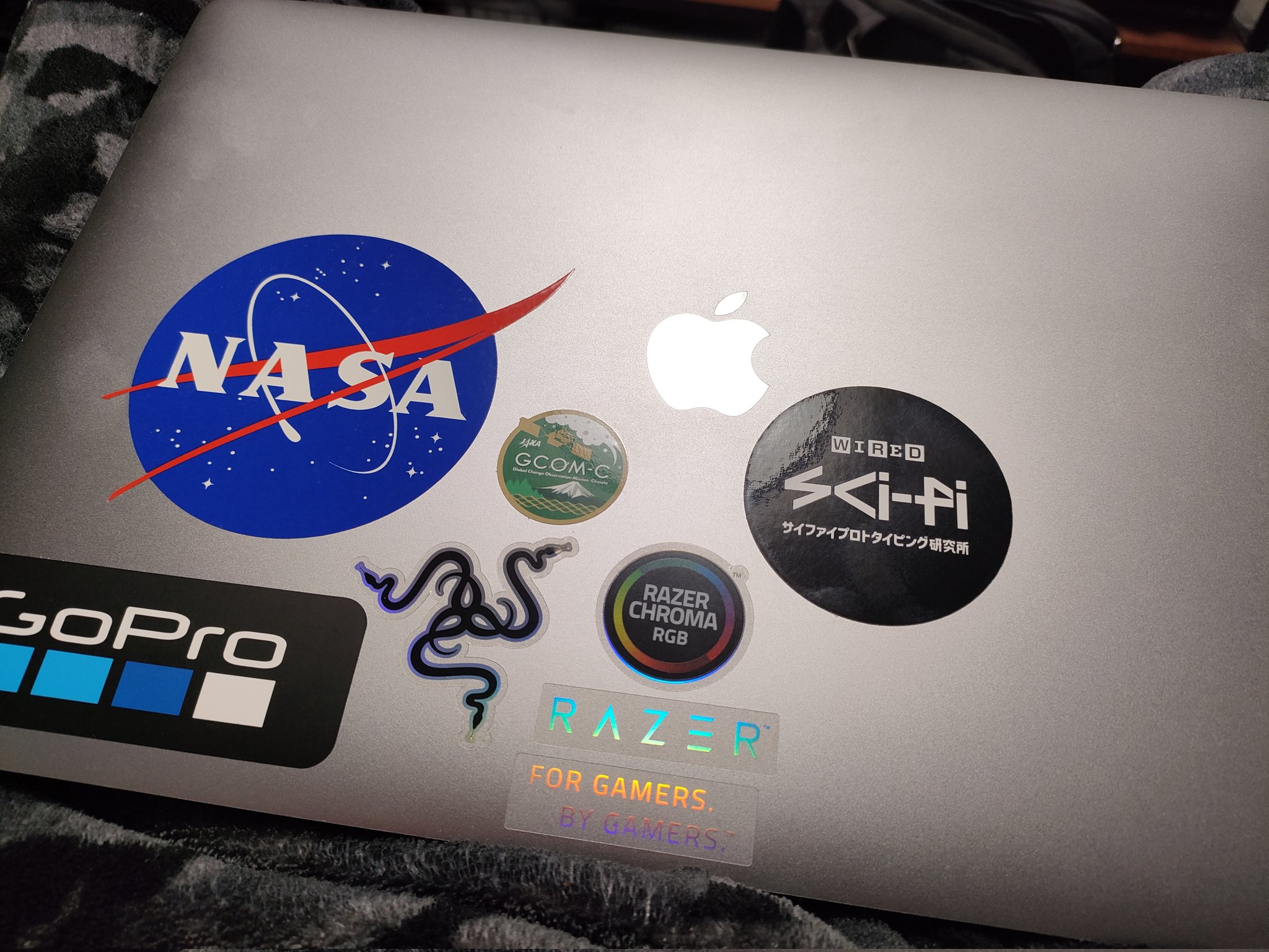 花本 夏輝 Fintech 401adviser Refi Macにステッカー貼り始めました きっかけは傷を隠すためです Nasa Gopro Razer Jaxa Wired のステッカー 貼り始めると自分が愛用してるブランドや好きなシンボルのステッカー増やしたくなりますね T