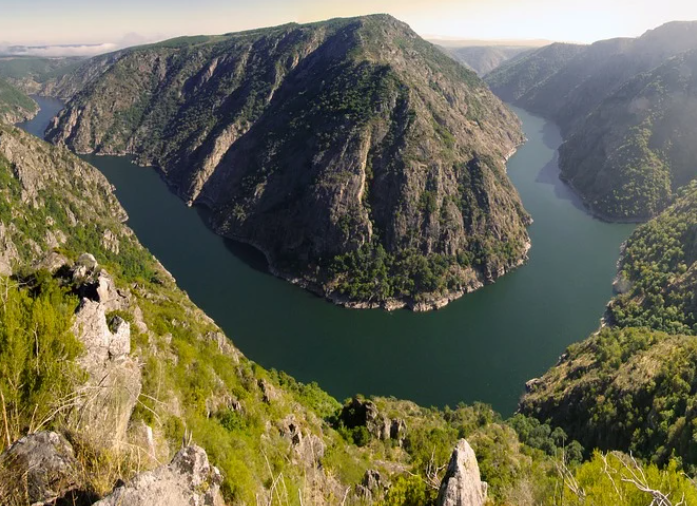 viajandoxlmundo's tweet photo. La #RibeiraSacra es una tierra marcada por los ríos Miño y Sil que a su paso entre las montañas, van moldeando sus paisajes. Los numerosos conventos, sus bosques autóctonos y sus vinos hacen de este rincón de Galicia una apuesta segura para los sentidos.
#Airmet #GrupoAirmet https://t.co/PtQLvbpvP0