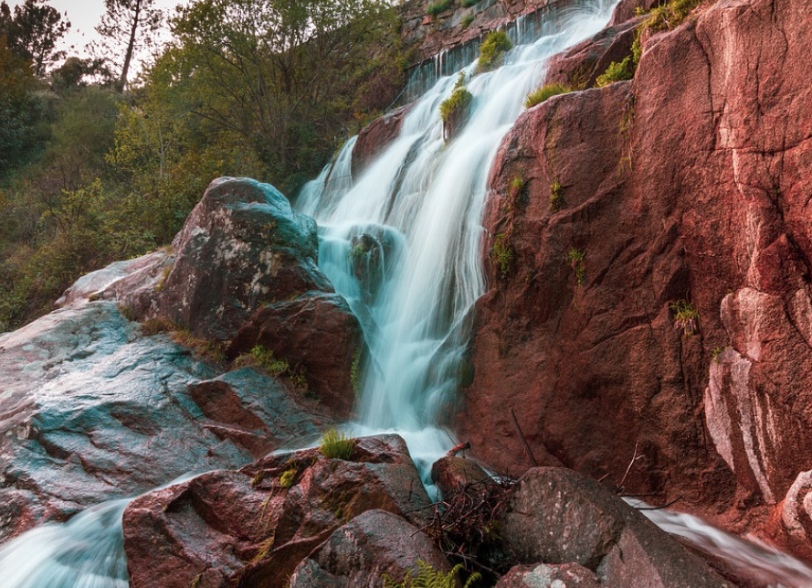 viajandoxlmundo's tweet photo. La #RibeiraSacra es una tierra marcada por los ríos Miño y Sil que a su paso entre las montañas, van moldeando sus paisajes. Los numerosos conventos, sus bosques autóctonos y sus vinos hacen de este rincón de Galicia una apuesta segura para los sentidos.
#Airmet #GrupoAirmet https://t.co/PtQLvbpvP0