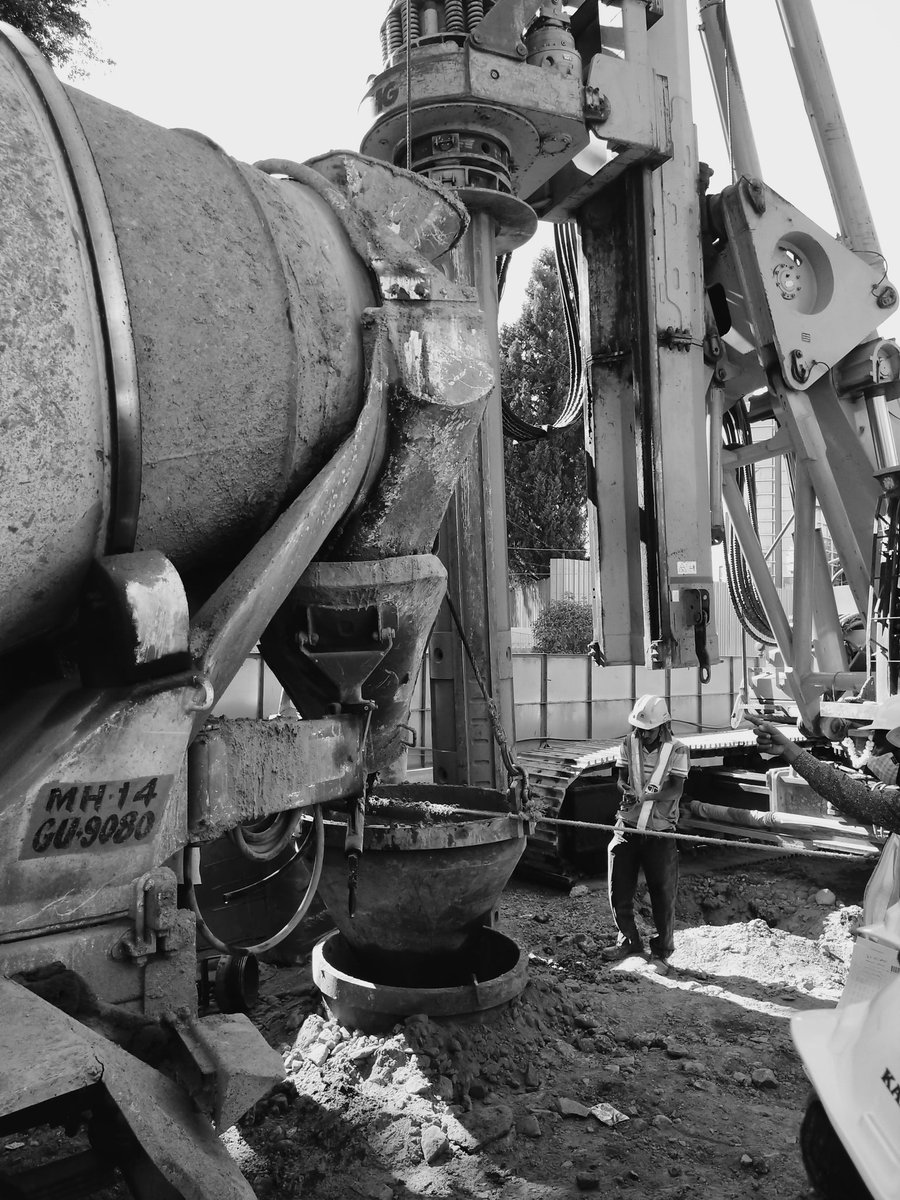 MetroPuneri's tweet photo. Puneri Metro is speeding up progress, 168 of total number of piling has been completed till date! This piling process is being done at Ganesh khind road and Baner right now. @OfficialPMRDA
#punerimetroupdates #punerimetro #tatainfrarealty #tatametro #nehapandit https://t.co/5xY0bCdWRW