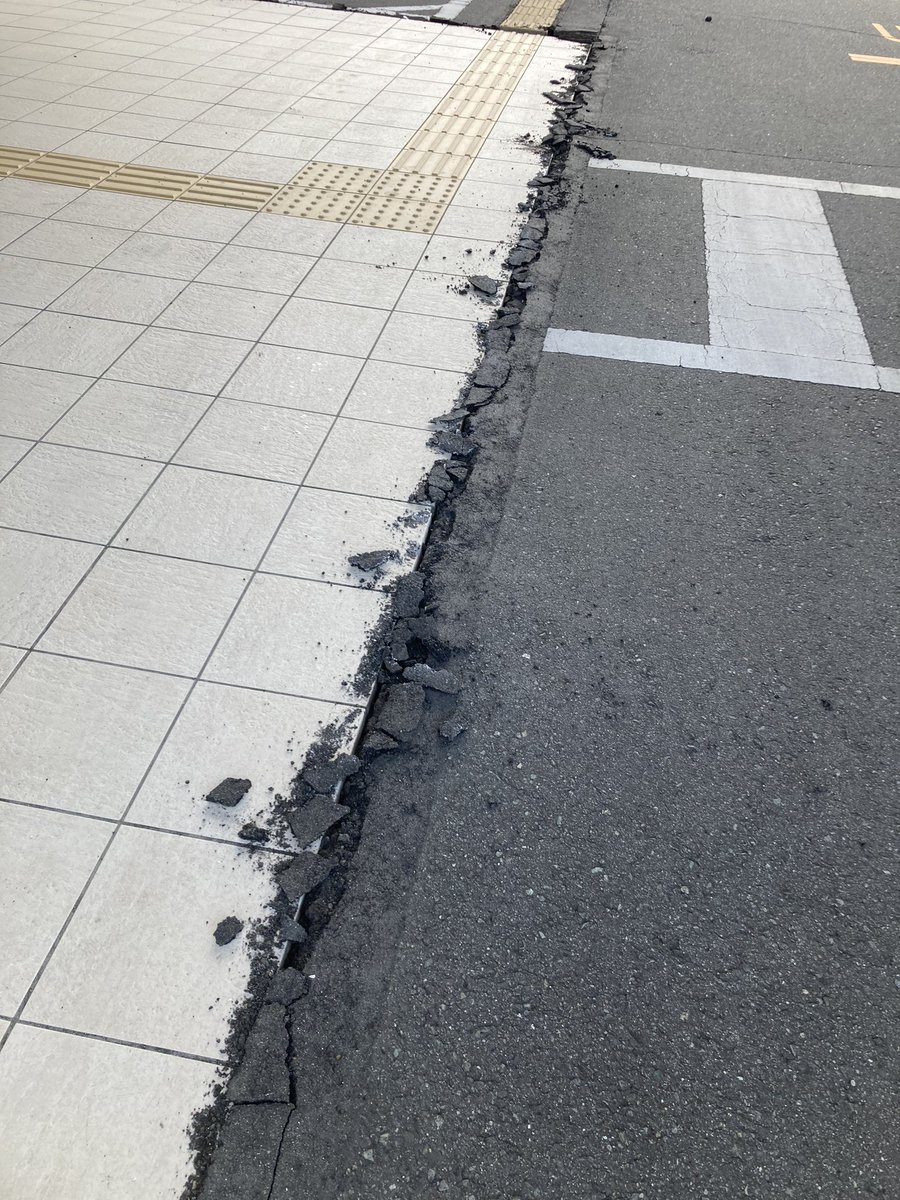 dai216chemist's tweet photo. 泊まってるホテルのエントランスはこうなってた https://t.co/J3HEDetmIs