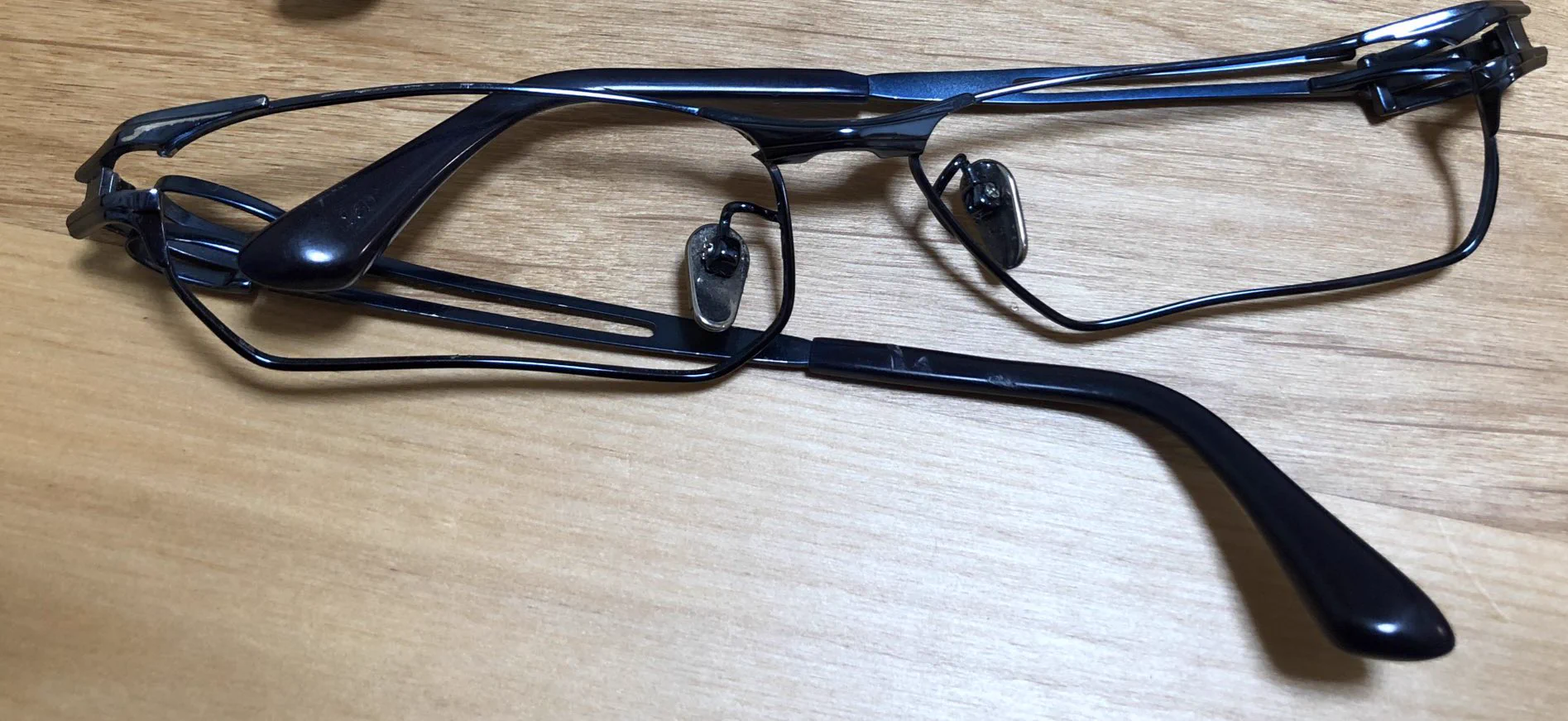 @sugoku_saikou そんなメガネあるんですね！
私がライブのモッシュ時に落としたメガネもグニャグ二ャです 