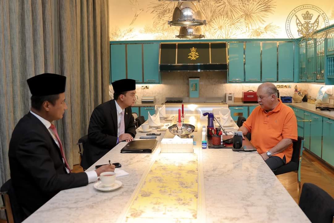 HRHJohorII's tweet photo. EXCO JOHOR BAKAL DILANTIK PERLU ISYTIHAR HARTA

DYMM Sultan Johor Sultan Ibrahim Ibni Almarhum Sultan Iskandar, bertitah supaya calon-calon Ahli Majlis Mesyuarat Kerajaan Negeri Johor yang bakal dilantik perlu membuat pengisytiharan harta.

https://t.co/XWMlMCqpWE https://t.co/nsMujp4UHM