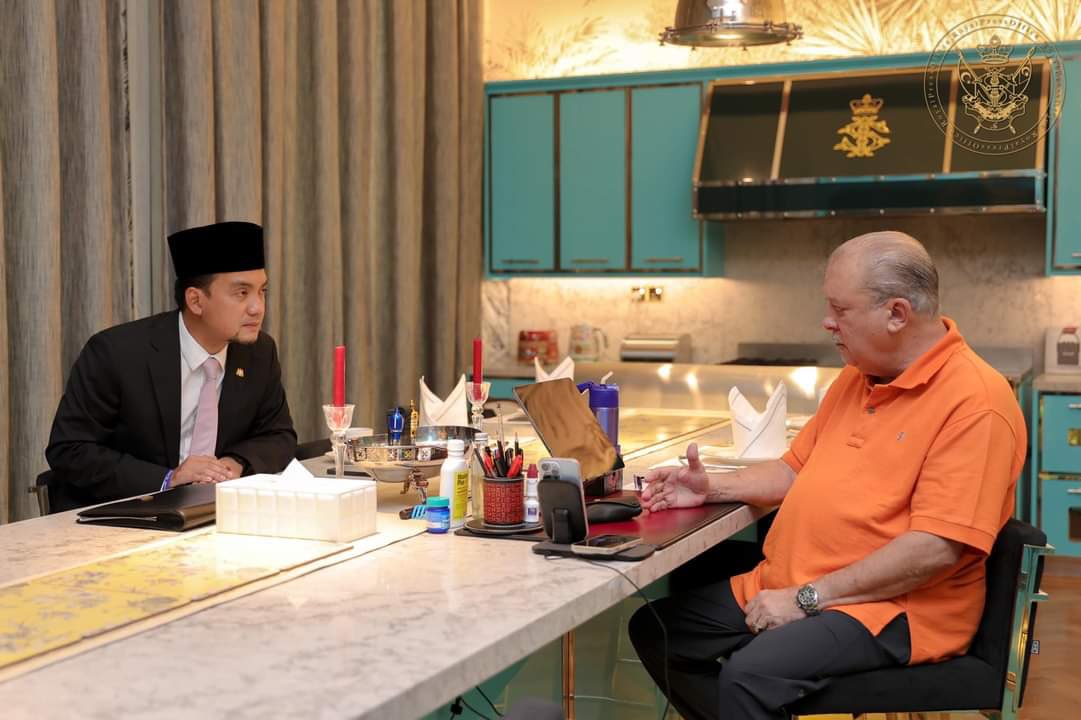 HRHJohorII's tweet photo. EXCO JOHOR BAKAL DILANTIK PERLU ISYTIHAR HARTA

DYMM Sultan Johor Sultan Ibrahim Ibni Almarhum Sultan Iskandar, bertitah supaya calon-calon Ahli Majlis Mesyuarat Kerajaan Negeri Johor yang bakal dilantik perlu membuat pengisytiharan harta.

https://t.co/XWMlMCqpWE https://t.co/nsMujp4UHM