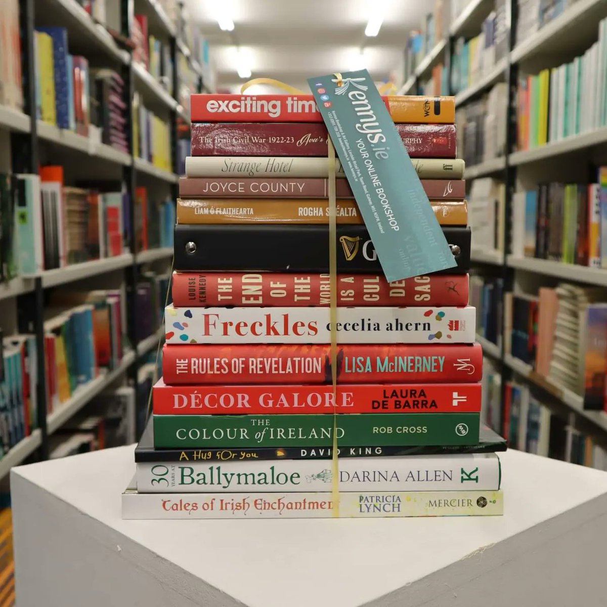 KennysBookshop's tweet photo. Feat. Signed Firsts by @LisaTheHeretic @KennedyLoulou Eimear McBride, books by @LauradeBarra @Cecelia_Ahern @RobCross247, Ray Burke, Naoise Dolan, sceálta Liam O'Flaithearta, children's books by @MercierBooks @PoolbegBooks @DavidKingIRL &amp; recipes from @GuinnessIreland @Ballymaloe https://t.co/c101LXb5u0
