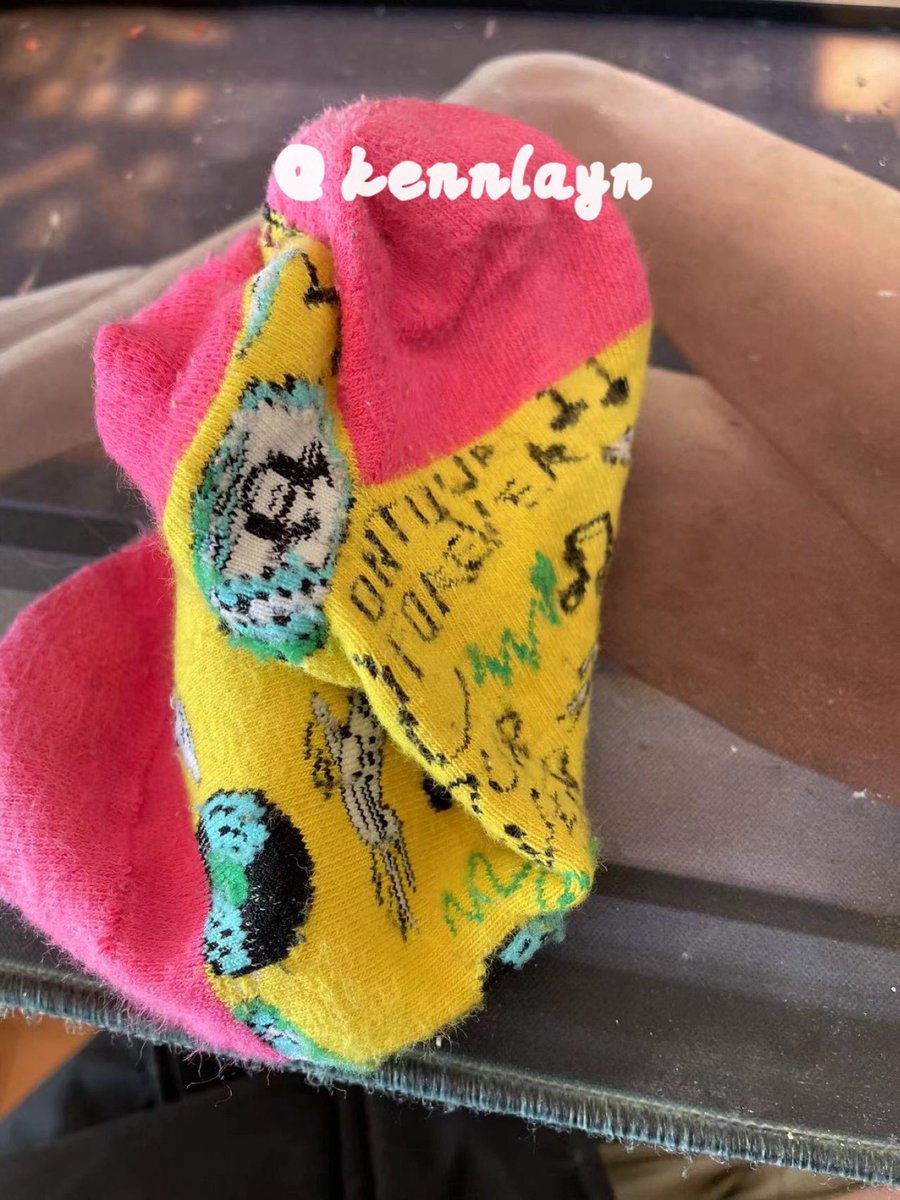 kennlayn's tweet photo. #恋足 #恋鞋 #恋袜 #原味 #原味棉袜 #原味丝袜 #扫楼 #打胶 #舔鞋 #舔袜 #��鞋 #闻袜   这是第二个小姐姐的，之前发混了一张。小姐姐的味道很淡，但是很正的那种臭味，一闻就兴奋，拿到手立马就冲了一发，让小姐姐多穿了好几天。 https://t.co/w2VlLSIE7n