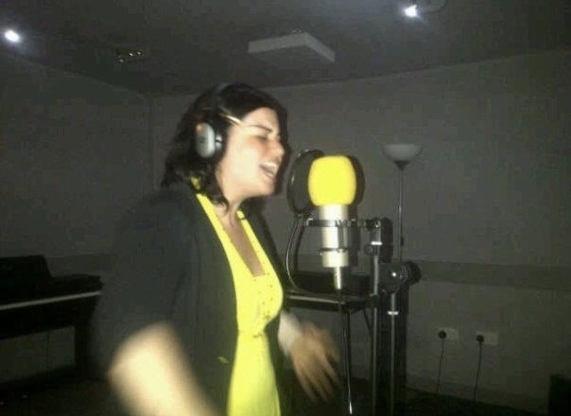 MariannaZappi's tweet photo. #SunshineYellow #throwbackthursday - wondering where did I put that shirt 🤔🤔🤔 and still looking for my Raybans 🤷🏻♀️🤷🏻♀️🤷🏻♀️ #TheinjuredPinkyToeDiaries #singingformysupper https://t.co/RGOAkOrNMK