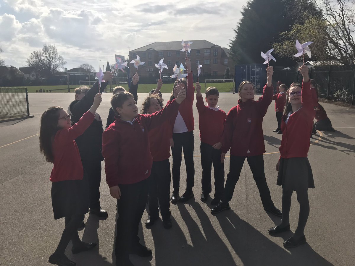 MrS_OLOS's tweet photo. We have had another visitor in Elm class this week, who came to talk to about renewable energy. The children looked at different types of renewable and non renewable sources and explored the advantages and disadvantages of both!!! They then made some fantastic wind turbines!! https://t.co/hBDZc7R79D