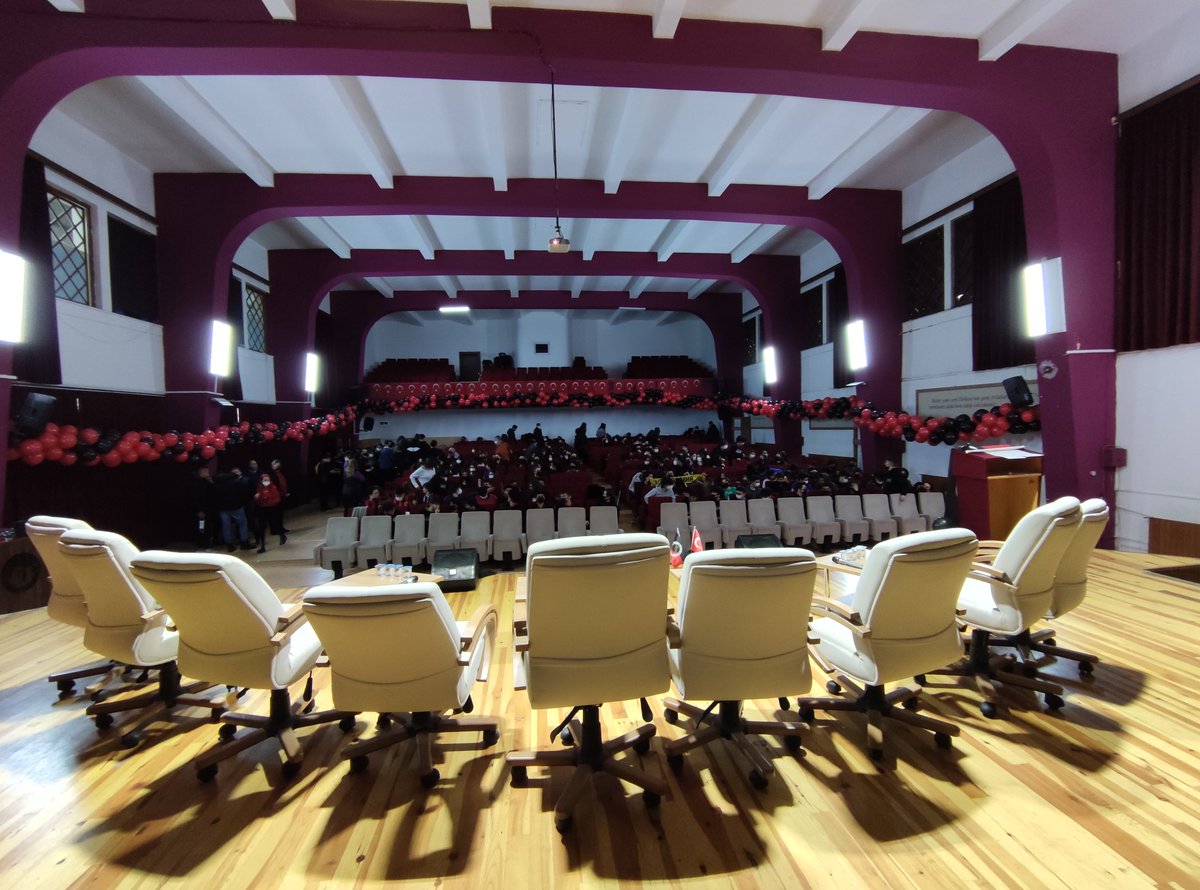 Taş Mektep öğrencileri salonu doldurmaya başladı! #HaydiGençler #Gençliğinİsyanı