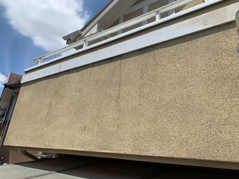 外壁の塗替えが必要なサインとしては、
塗装の著しい色褪せ、膨れ、剥がれ、
チョーキング（白亜化）現象、カビ・コケの繁茂、
ひび割れなどが挙げられます。

早めの手当てがお住まいを救います。

最近、ちょっと心配になってきたので、
詳しく知りたいという方はこちら。↓
tosou-miyabi.com/topics/what-is…