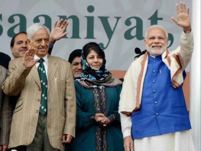 दिल मिले-गुल खिले!! कश्मीरी पंडितों के पलायन के समय यानी 1990 के देश के गृह मंत्री मुफ़्ती मोहम्मद सईद और अब के प्रधानमंत्री <a href="/narendramodi/">Narendra Modi</a>. मिलकर जम्मू-कश्मीर में 2015-2018 में PDP-BJP सरकार चलाई। कितना याराना लगता है! #TheKashmirFiles