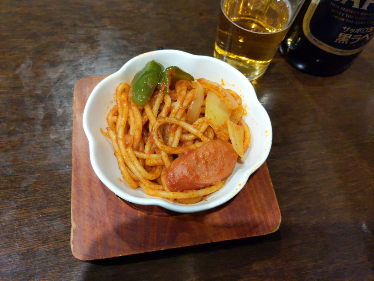 oyxx's tweet photo. 久しぶりのナポリタン飲み。フニャフニ��の太麺ケチャップ味、これで100円。これがいい。 https://t.co/KfXHJKu8tT