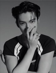 보그 컨텐츠 드디어 떴는데
손에 블랙 네일…?!