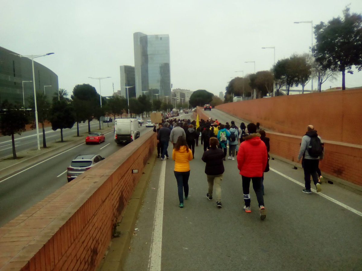 anagili's tweet photo. 🔴 Tercer dia de vaga escolar que arrenca amb tall de trànsit a la ronda del Litoral

Segueix tota la informació en directe👇
https://t.co/or9rNw8hd5 https://t.co/1LwtWTEbwx