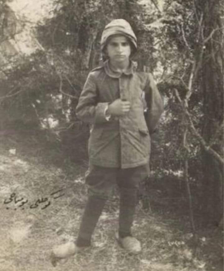 Ali..
13 yaşında. Tokat Zile' den .
Gönüllü katılmış .. Fotoğrafta "Bombacı yazıyormuş !!
Annesi eline kına yakarak göndermiş 13 yaşındaki Ali'sini cepheye.. 
Bilin istedim !!
#ÇanakkaleGeçilmez