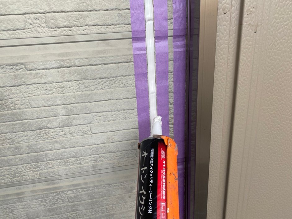 外壁の塗替えが必要なサインとしては、
コーキングの劣化も挙げられます。

「コーキング」とは、
気密性・防水性向上を目的として、
目地剤などで下地材どうしの隙間を充填する（埋める）ことです。
隙間を埋めている目地剤自体をいうことも多いです。

詳しくはこちら。↓
tosou-miyabi.com/topics/what-is…