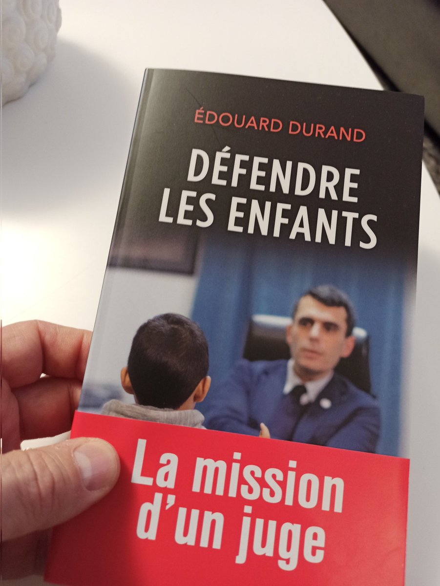 assopapillons's tweet photo. "Se mettre à la hauteur des enfants" c'est, entre autres, ce qui nous réunit. J'ai cette chance incroyable de travailler aux côtés de @JugeDurand au sein de la @CIIVISE_contact. Plus qu'une chance, c'est un honneur, une richesse. Son livre sort demain. Lisez le. Absolument ! https://t.co/YujQT5wBVj
