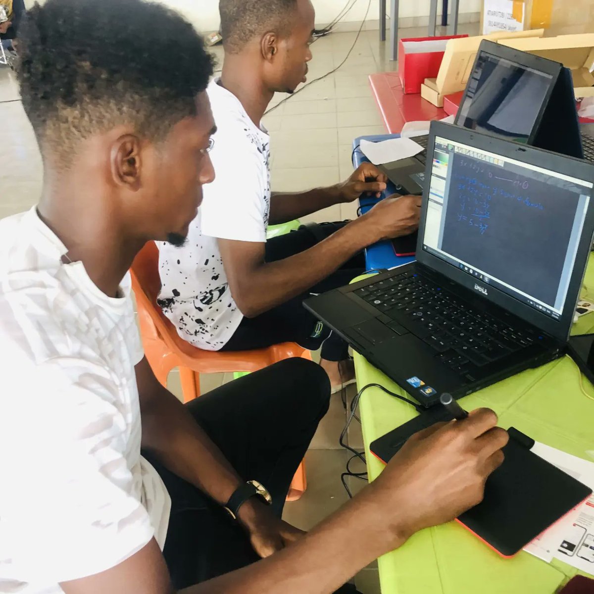 SteveGodstime's tweet photo. Running 🏃 a little test 💯  with our freelance🚀 tutors knowing how fast the have mastered ⏰ writing with the tablet and using their microphone 🎤 for good audio  sound 📢 . @davido
#wrblo @college_app_ @ASUUNGR #playmycourse
#collegeapp
#edtech
#teranext https://t.co/GYCbStxqb5