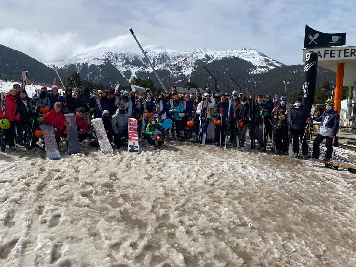 brochillop's tweet photo. El Broch i Llop està a la Molina!!!!! Alumnes de quart d'ESO i 1r Bartxillerat estan gaudint d’una setmana esquiant i fent snow en el Pirineu Català. Increible el que han aprés i encara ens queden dos dies!!!! #somesportsombrochillop #PEAFS #somcentreCEPAFE ⛷️🏂 https://t.co/OXKfPquh7c