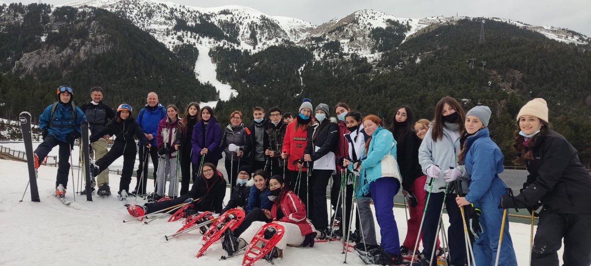 brochillop's tweet photo. El Broch i Llop està a la Molina!!!!! Alumnes de quart d'ESO i 1r Bartxillerat estan gaudint d’una setmana esquiant i fent snow en el Pirineu Català. Increible el que han aprés i encara ens queden dos dies!!!! #somesportsombrochillop #PEAFS #somcentreCEPAFE ⛷️🏂 https://t.co/OXKfPquh7c