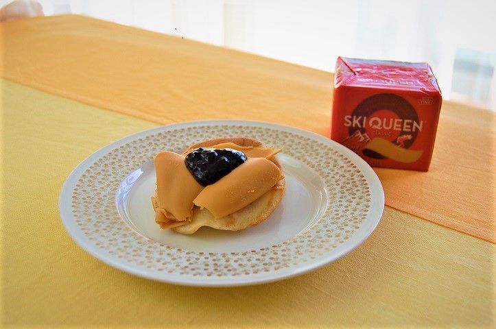 aquavitjapan's tweet photo. SKI QUEENのゴートチーズGJETOST×Torfolk Gardのブルーベリージャム。ベストの相性だと思います。朝食にもフィーカにもどうぞ♪ https://t.co/UM9hYUrWyj #ノルウェー #ゴートチーズ #gjetost #スウェーデン #ブルーベリージャム #ビルベリージャム https://t.co/ITZhKKN9nJ