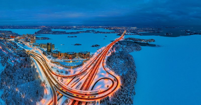 Julkistamme tänään ainutlaatuisen hankkeen, jossa Microsoft rakentaa Suomeen uuden datakeskusalueen. Datakeskuksissa käytettävä sähkö on päästötöntä ja yhdessä @Fortum_Oyj kanssa palvelimien hukkalämpöä kierrätetään kaukolämmöksi. 

http://msft.it/6012wgS4r  


#MSDatakeskushanke